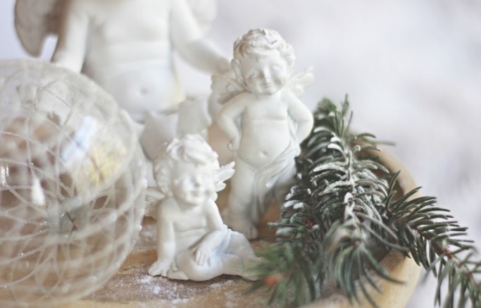 Décoration : Ange avec les mains sur les hanches ; Ensemble de deux prix 5,19 €
